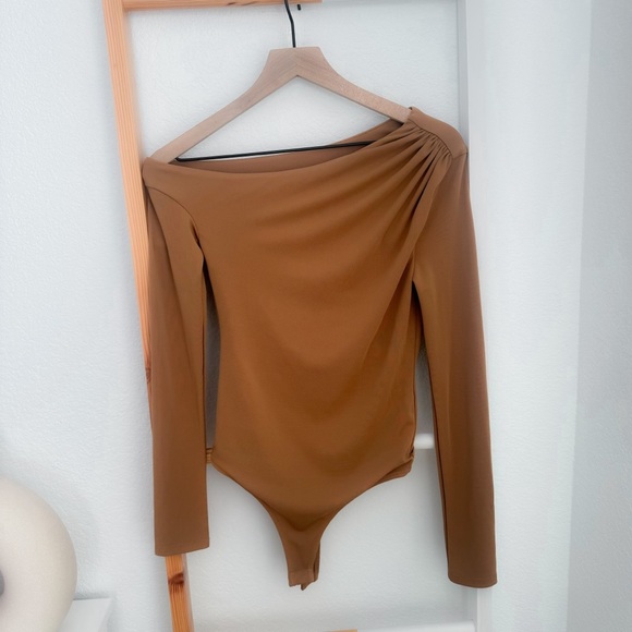 NWOT Song Of Style Via Bodysuit Off The Shoulder Brown Camel Long Sleeve - Picture 3 of 11